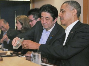 安倍给时任美国总统奥巴马斟酒