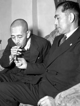 岸信介（左）