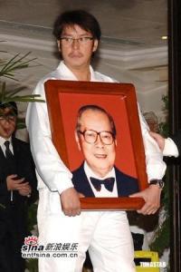 谭咏麟手捧父亲遗照