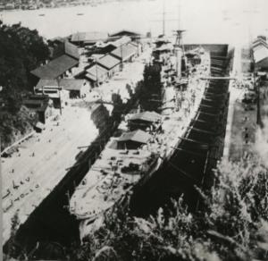1928年在三菱长崎造船厂干船坞建造中的的羽黑号