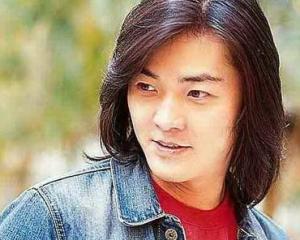 求一张陈浩南的相片!要南哥用拇指挖耳朵那张