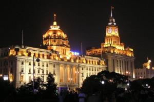 汇丰银行大楼(左面)的夜景