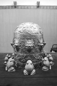 “候风地动仪”