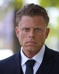 出生于美国加利福尼亚州洛杉矶圣费尔南多谷,男演员,制片人