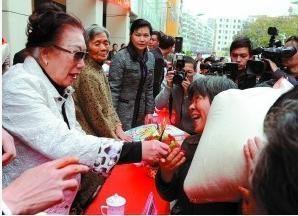 余宝珠女士在发放救济物资