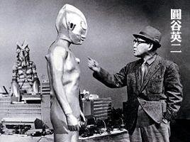 圆谷英二导演在指导拍摄 圆谷英二导演在指导拍摄