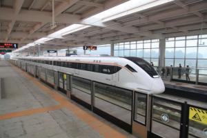 和谐号CRH6A型城际动车组停靠樟木头东站