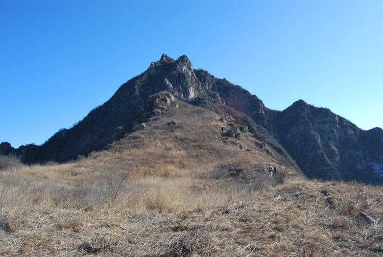 北京市房山区中部也有一猫耳山,为北京市重要的产煤区.