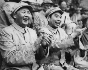 1952年8月，周恩来与毛泽东在先农坛体育场