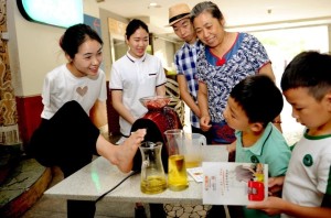 杨佩演示家用榨油机