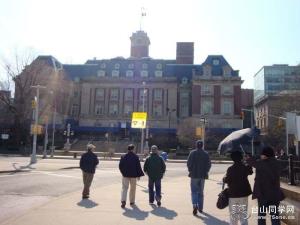 漫步在史丹顿岛的街头上