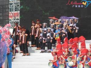 老年合唱团演唱壮族山歌