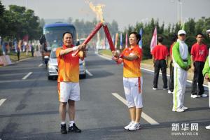 与张铁林（左）进行圣火交接