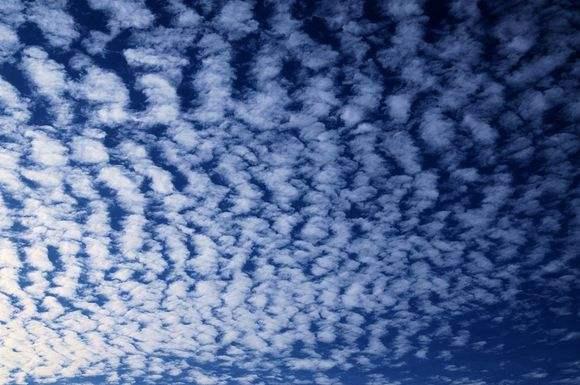 辐辏状高积云图片