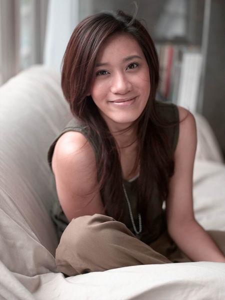 本名许同恩,1984年9月10日出生于台湾省花莲县,中国台湾女歌手