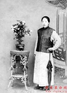 穿男式长袍外罩马甲的秋瑾