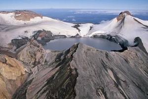 火山形成的环形湖