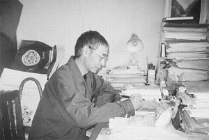 2003年郑成思教授在书房工作照