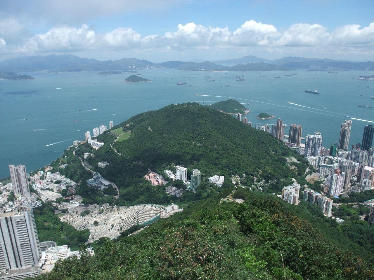 在摩星岭可饱览香港岛西边的美丽海景,除了可看到在硫磺海峡对面的