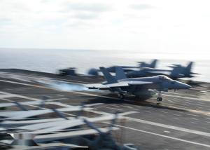 一架F/A-18F战斗机降落在里根号上