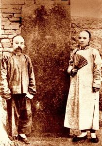 1906年，两个开封犹太人后裔在石碑旁