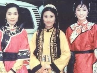 李司棋版骆冰（左一）