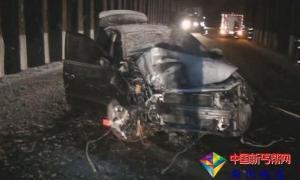 雪夜路面结冰 小车失控一死一伤