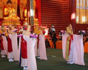 《灵山斋》中的居士在柏林禅寺演出
