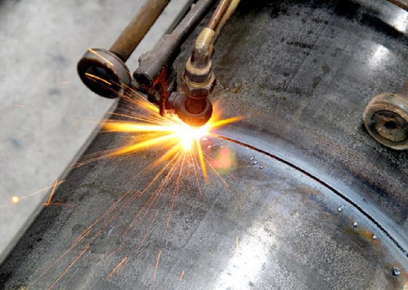 在熔化焊中,热输入是和焊接速度成反比