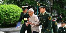 邱少华瞻仰邱少云烈士纪念馆