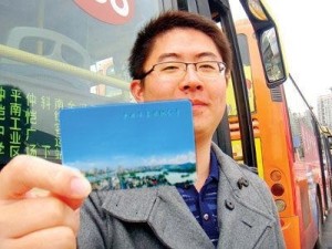 惠州首批领取到纪念卡的市民