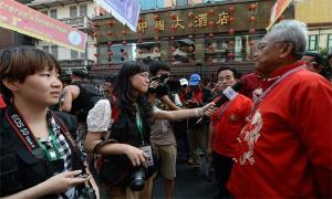 2014年在曼谷唐人街采访反对派领导人素贴