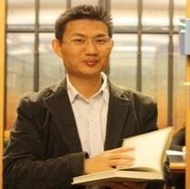 李明老师在图书馆