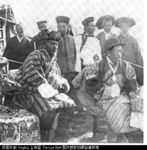 1911年乌颜·旺楚克与锡金国王杜托郎加（右）在德里觐见乔治五世