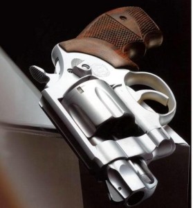 sw m66(左轮手枪)是第一人称射击游戏《穿越火线》中的虚拟武器.