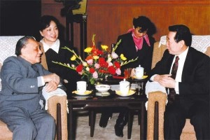 谢国民（右）