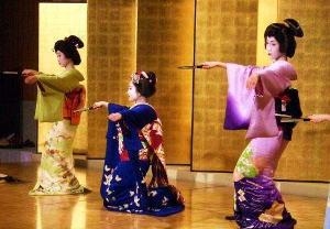 正在进行表演的艺伎