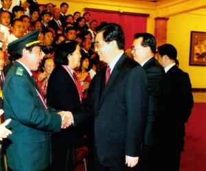 胡总书记亲切接见王顺友等劳动模范