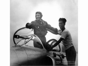1985.8.4飞行员于振武驾歼教-1归来