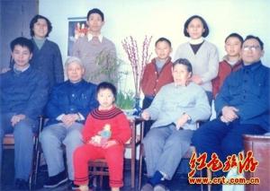 上世纪八十年代江岚夫妇全家合影