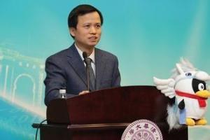 在做演讲的胡事民