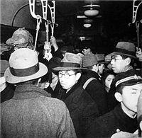 1946年乘公交车上班的三笠宫