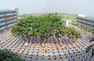 在操场上的同学们
