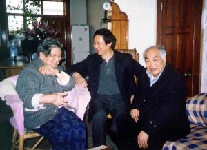 汤立（中）与崔子范先生探讨大写意画