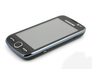 7英寸的amoled艳色冷光屏无疑是夺人眼球的焦点,在这样一块硕大屏幕上