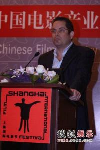 罗异在演讲