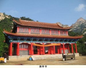 闾山灵山风景区位于辽宁省北镇市境内,医巫闾山中部,占地458公顷.