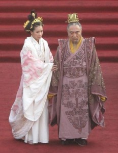 《春秋祭》中的晋献公（鲍国安饰演）