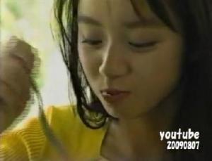 Azuki七小时候上某节目(吃东西中)