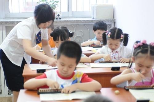幼儿园的小朋友上学校 0